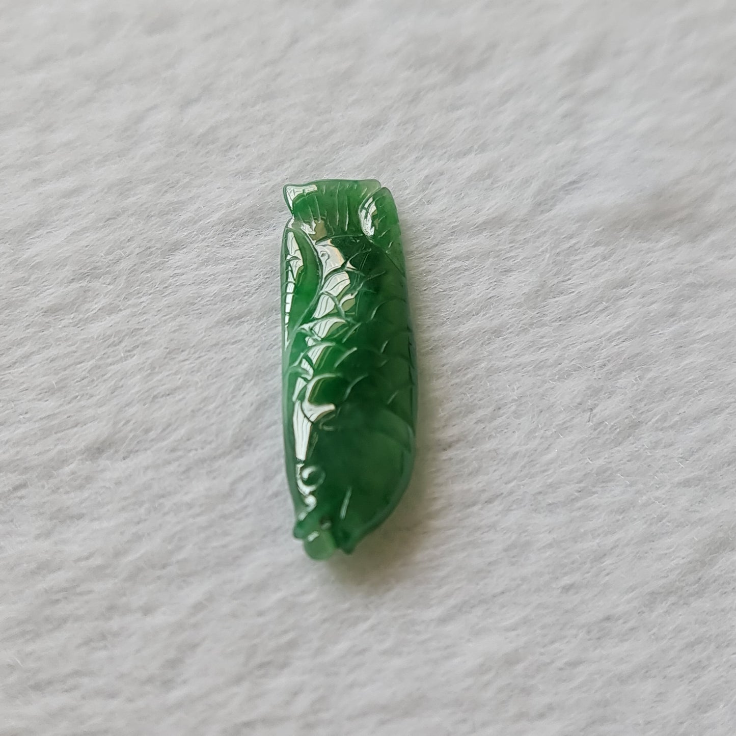 辣绿色翡翠鲤鱼吊坠 (Type A Spicy Green Jadeite Jade Carp Pendant) PCP65191