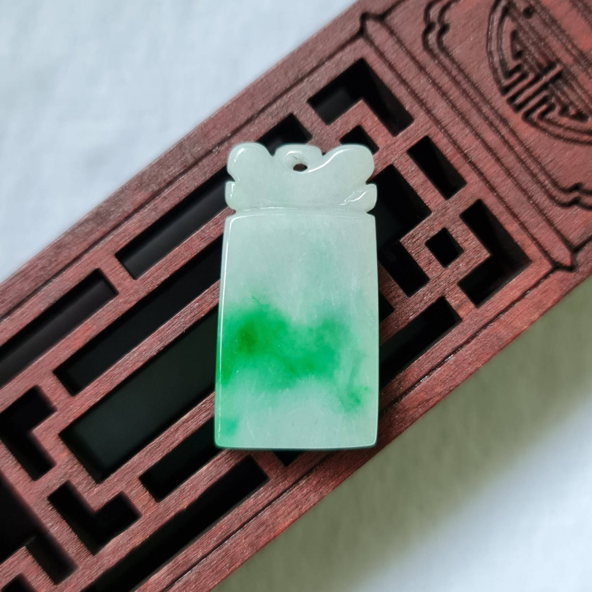 辣绿色翡翠无事牌吊坠 (Type A Spicy Green Jadeite Jade Flat Pendant) PWS90541