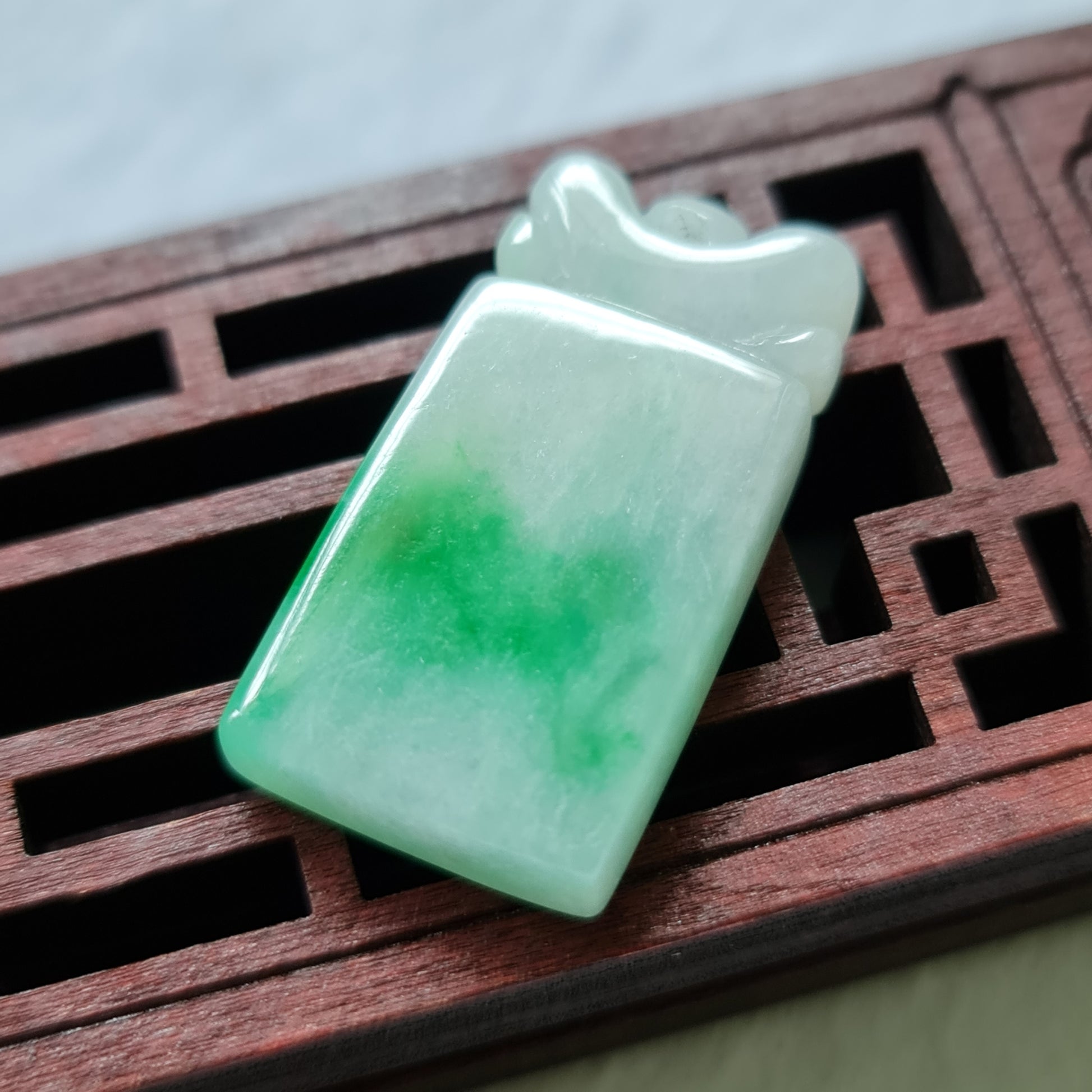 辣绿色翡翠无事牌吊坠 (Type A Spicy Green Jadeite Jade Flat Pendant) PWS90541