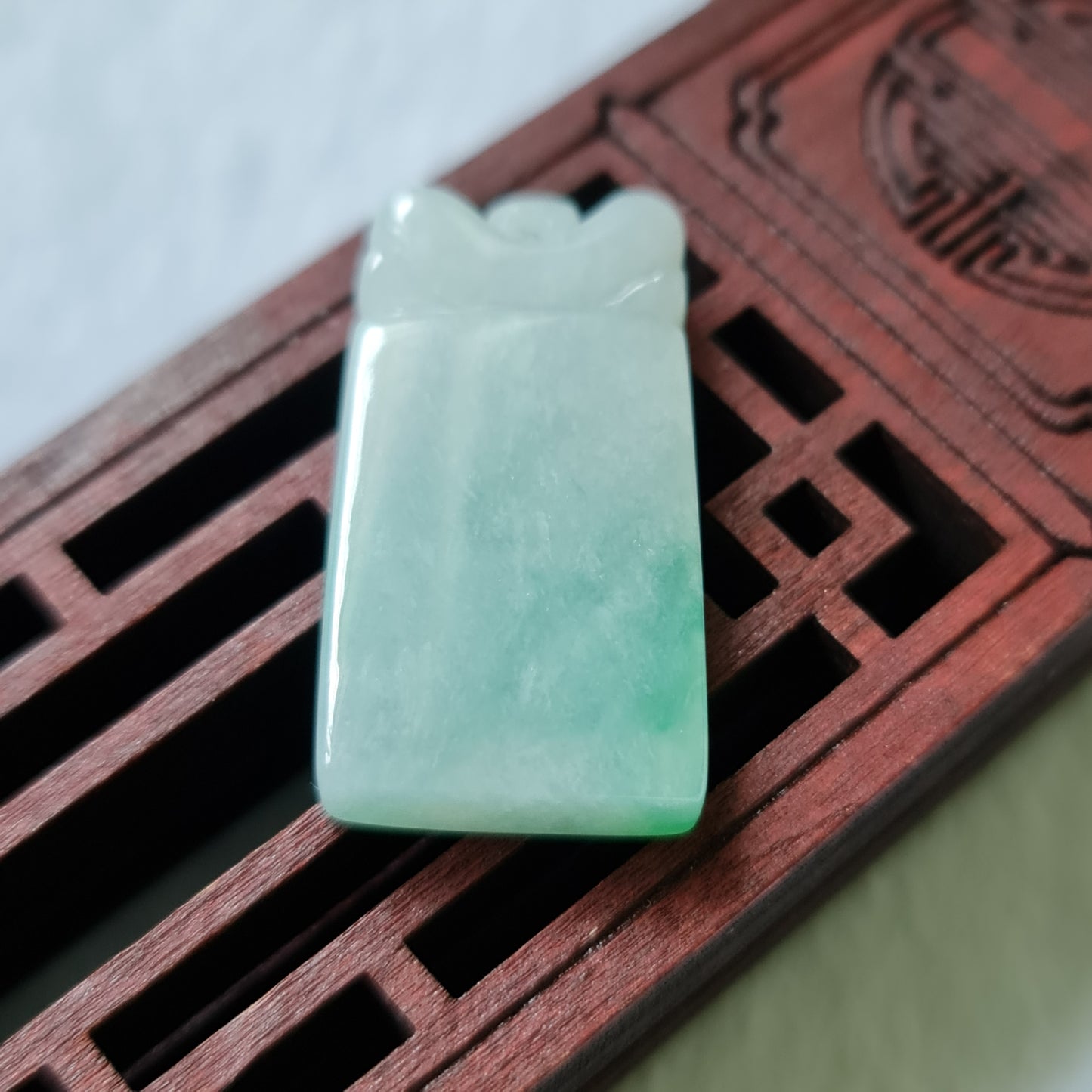 辣绿色翡翠无事牌吊坠 (Type A Spicy Green Jadeite Jade Flat Pendant) PWS90541