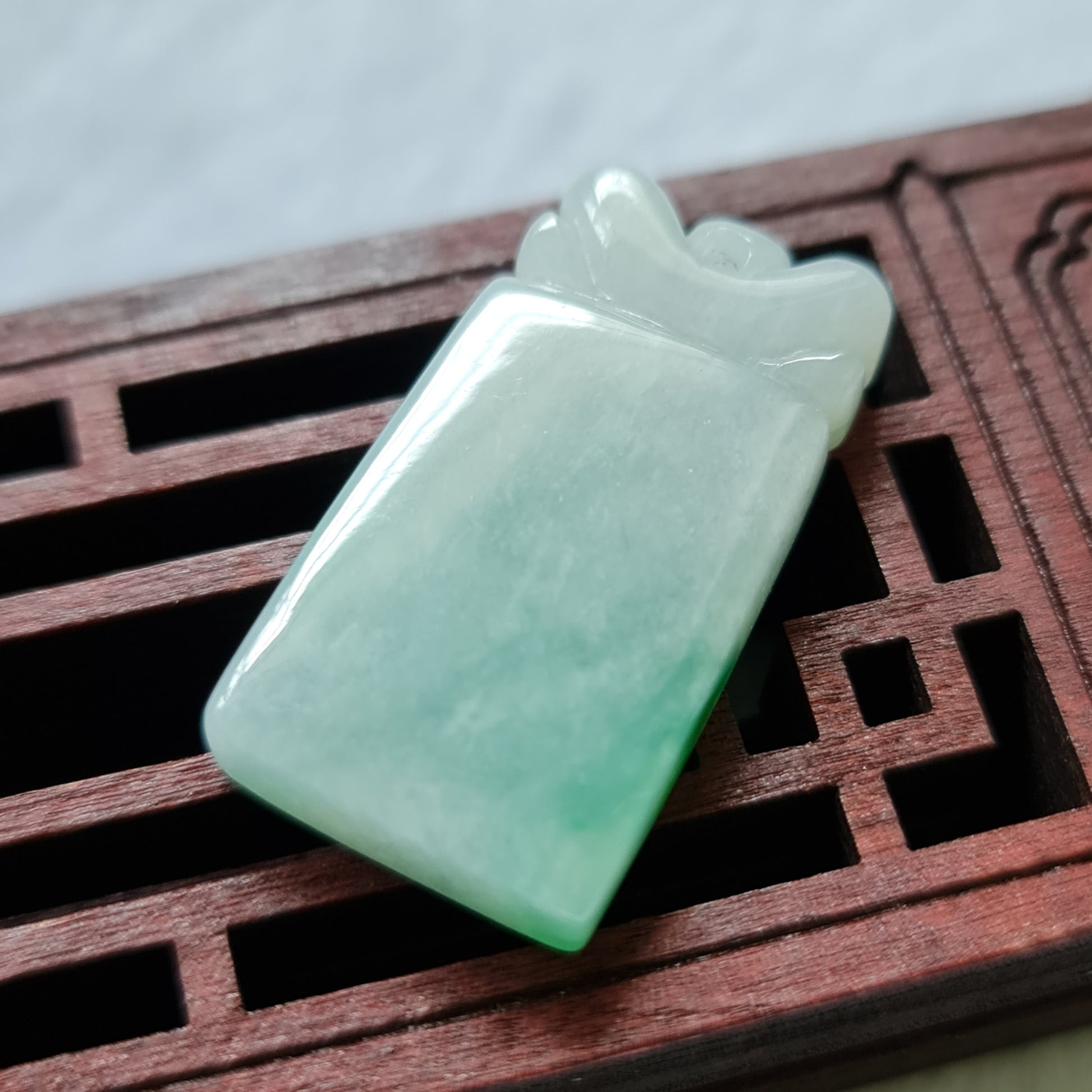 辣绿色翡翠无事牌吊坠 (Type A Spicy Green Jadeite Jade Flat Pendant) PWS90541