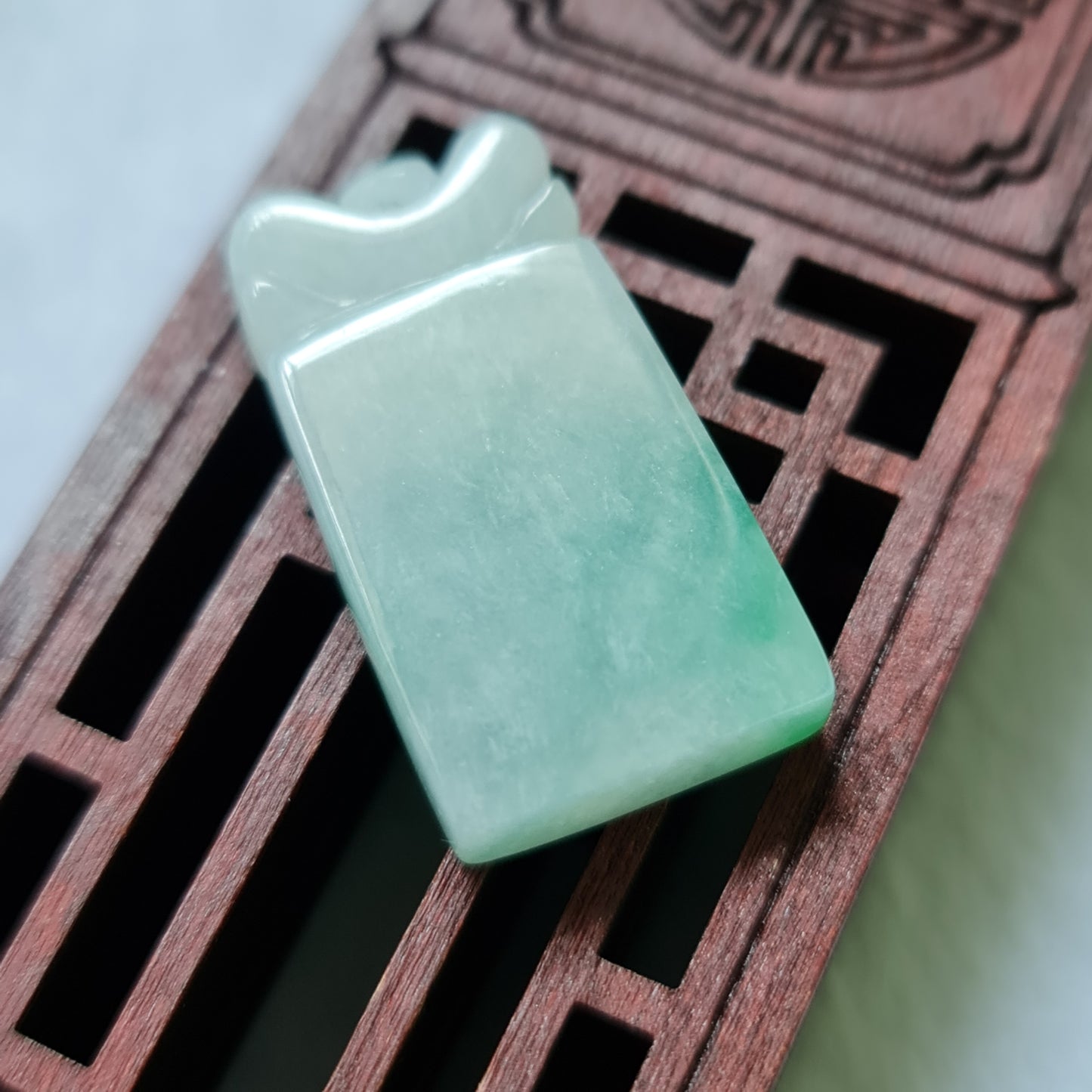 辣绿色翡翠无事牌吊坠 (Type A Spicy Green Jadeite Jade Flat Pendant) PWS90541