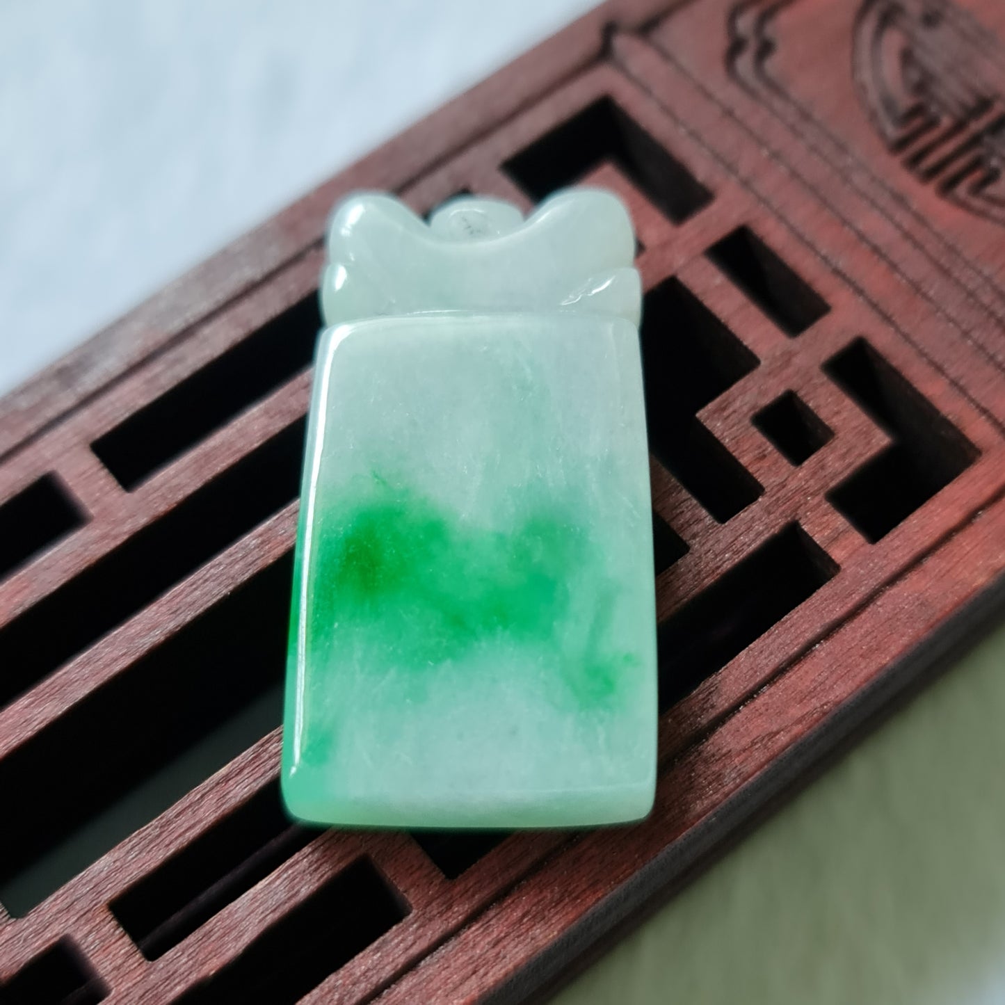 辣绿色翡翠无事牌吊坠 (Type A Spicy Green Jadeite Jade Flat Pendant) PWS90541