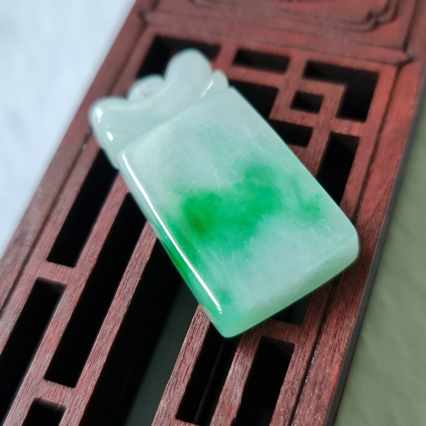 辣绿色翡翠无事牌吊坠 (Type A Spicy Green Jadeite Jade Flat Pendant) PWS90541