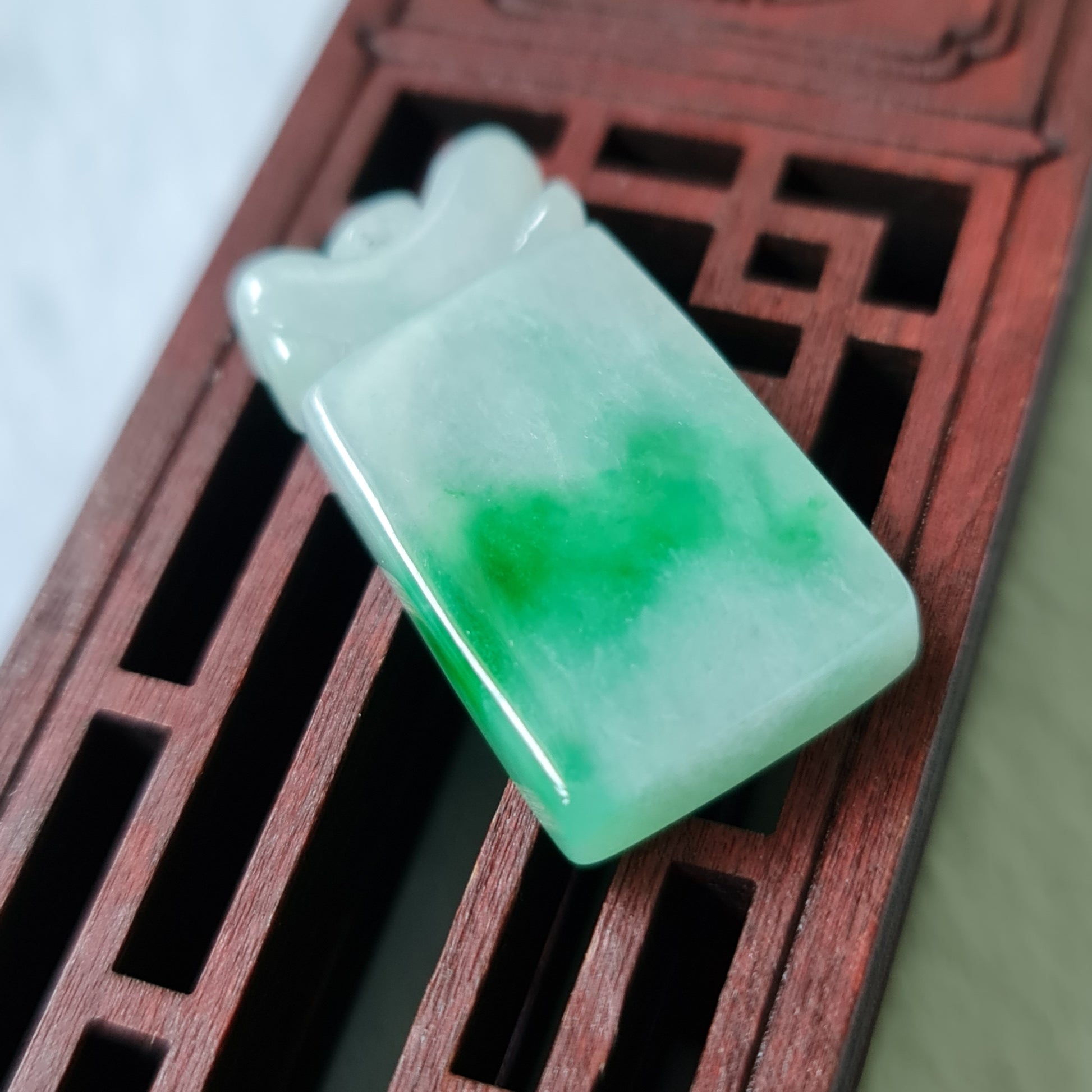 辣绿色翡翠无事牌吊坠 (Type A Spicy Green Jadeite Jade Flat Pendant) PWS90541